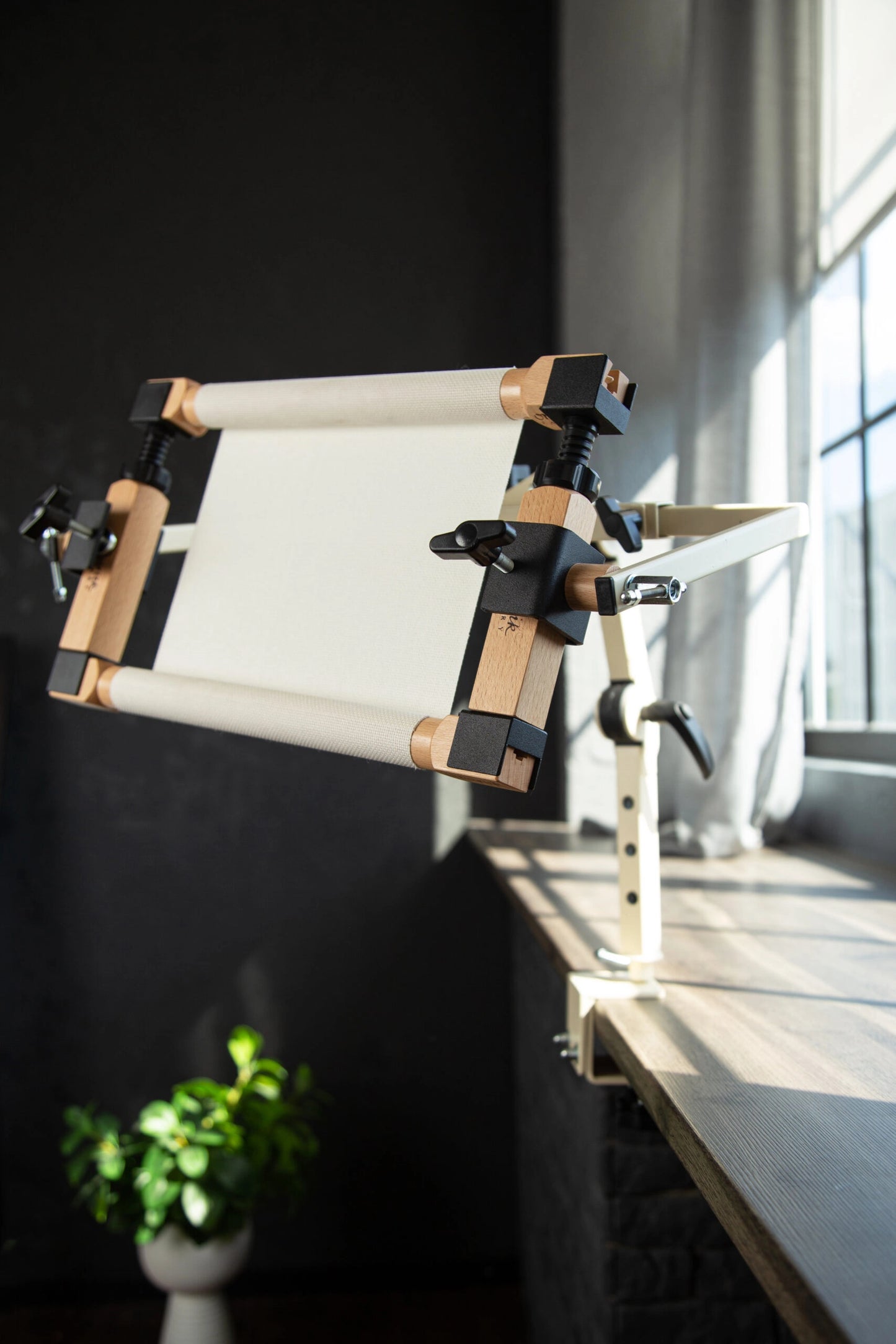 Omanik Factory Mantis Table Stand **FREE DELIVERY**