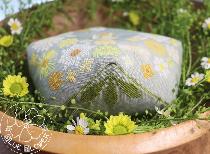 DAISY CROWN BISCORNU The Blue Flower Cross Stitch Pattern