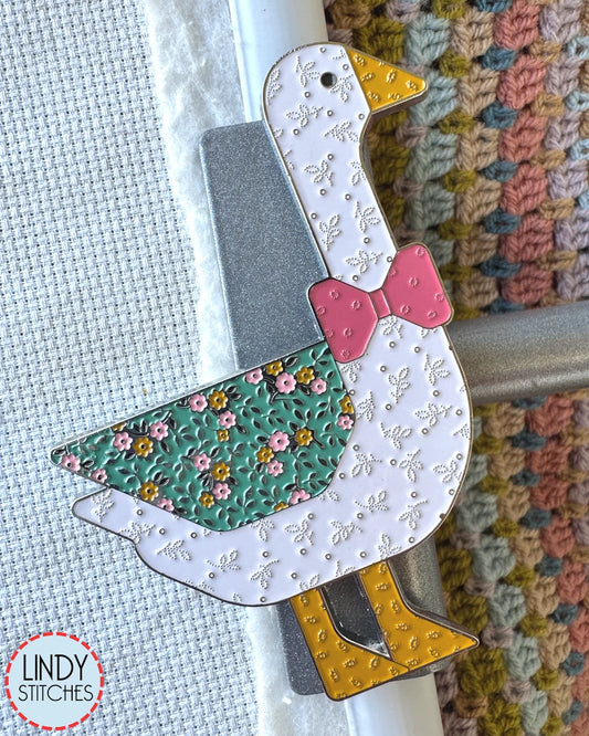 Lori Holt Gentler Times LARGE Needle and Scissor Minder