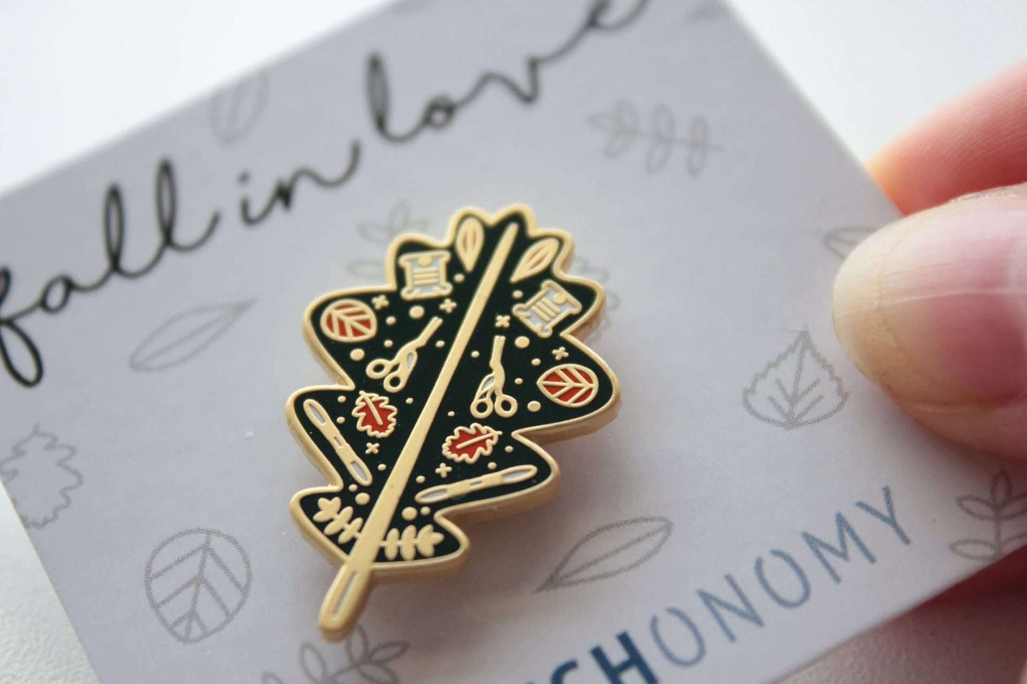 Notions Leaf Enamel Needle Minder