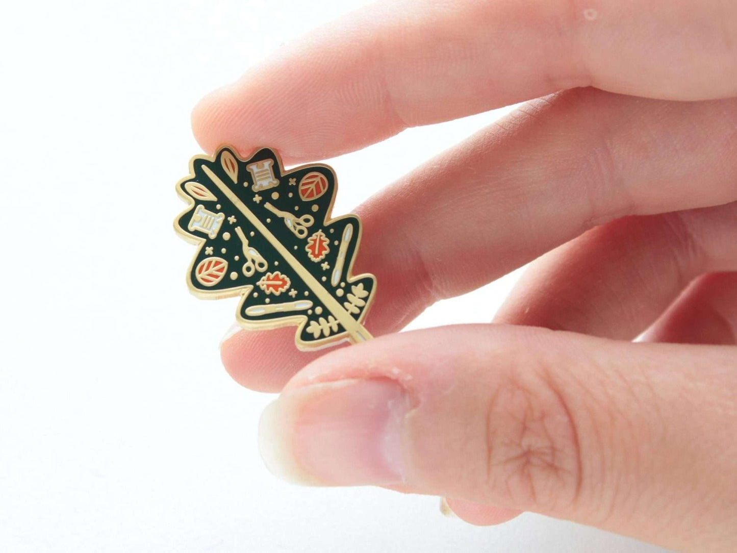 Notions Leaf Enamel Needle Minder