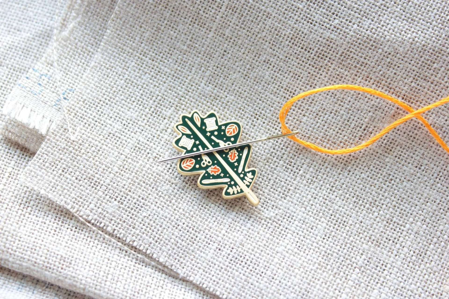 Notions Leaf Enamel Needle Minder