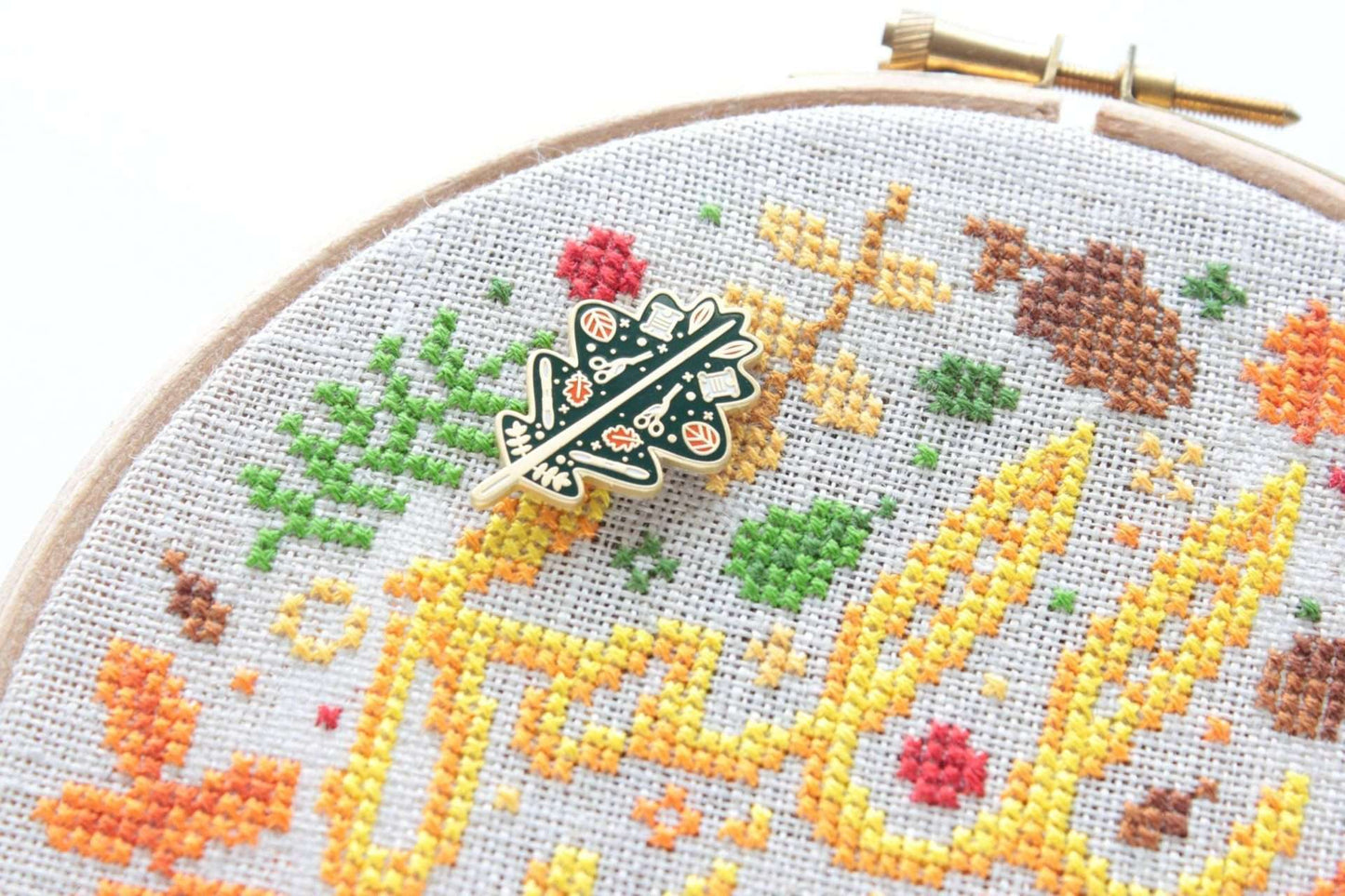Notions Leaf Enamel Needle Minder
